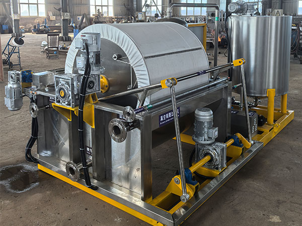 Предимства на въртящия се вакуум филтър в обработката на кал за промишлеността за опазване на околната среда